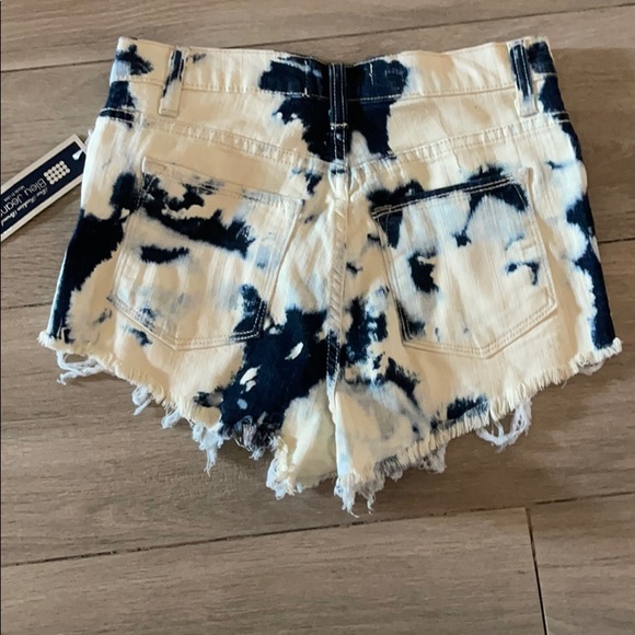 Acid wash high waisted shorts - Picture 2 of 3